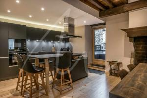 uma cozinha com uma mesa e cadeiras e uma lareira em Casa Montlude by SeaMount Rentals em Gessa