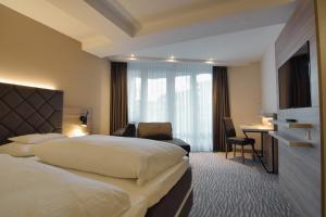 a hotel room with two beds and a desk at Villa Huxori in Höxter +36 photos