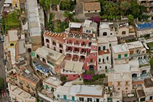 uma vista aérea de uma cidade com edifícios em Hotel Casa Albertina em Positano