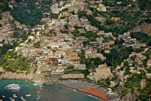 uma vista aérea de uma cidade sobre uma montanha em Hotel Casa Albertina em Positano