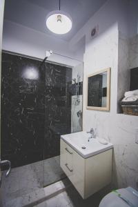 uma casa de banho com um WC, um lavatório e um chuveiro em NaFi Studio em Mamaia Nord – Năvodari