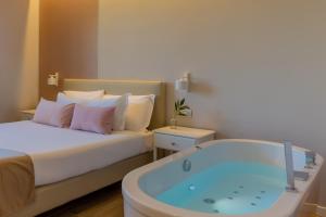 - une chambre avec un lit et une baignoire dans l'établissement Rota Apartments, à Rota d'Imagna