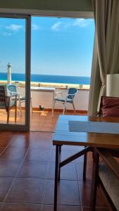 Uma vista do mar tirada do apartamento