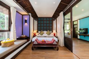 A bed or beds in a room at Legendha Sukhothai Hotel - SHA certified