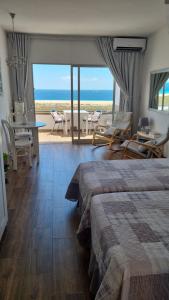 1 dormitorio con cama y vistas al océano en apartamentos Vv casafaromar en Morro del Jable