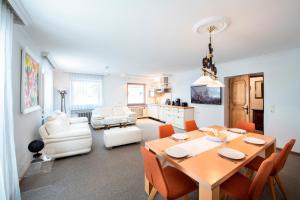 jadalnia i salon ze stołem i krzesłami w obiekcie MANNI home - rooms & apartments w Mayrhofen