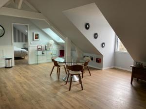 a dining room with a glass table and chairs at LOIRE VELO 3 Appartements Moderne Vélo Parking 20 places vélos Centre Ville Historique Blois in Blois