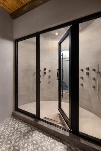 ventana en el baño con ducha en Elakati Luxury Boutique Hotel - Adults Only, en Rodas