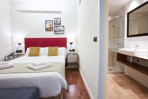 Łóżko lub łóżka w pokoju w obiekcie U-Sense Sevilla Centro