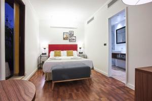 Łóżko lub łóżka w pokoju w obiekcie U-Sense Sevilla Centro