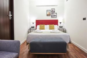 Łóżko lub łóżka w pokoju w obiekcie U-Sense Sevilla Centro