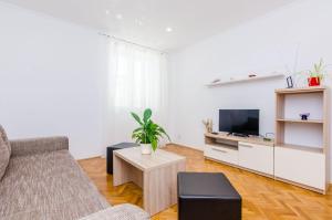 Televízia a/alebo spoločenská miestnosť v ubytovaní Dubrovnik Hill Apartments