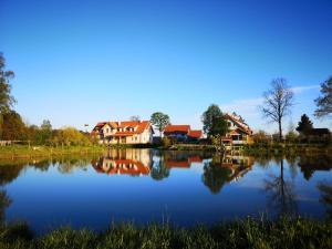 - une vue sur un lac avec des maisons en arrière-plan dans l'établissement Spokój mi daj, à Sorkwity