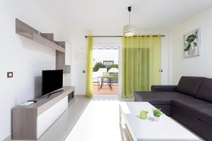 TV a/nebo společenská místnost v ubytování Home2Book Cozy Apartment Costa del Silencio, Pool