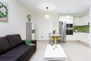 Kuchnia lub aneks kuchenny w obiekcie Home2Book Cozy Apartment Costa del Silencio, Pool