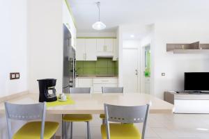 Kuchnia lub aneks kuchenny w obiekcie Home2Book Cozy Apartment Costa del Silencio, Pool