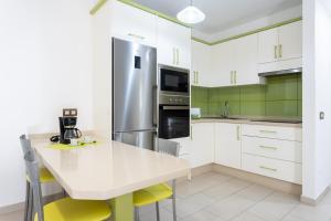 Kuchnia lub aneks kuchenny w obiekcie Home2Book Cozy Apartment Costa del Silencio, Pool