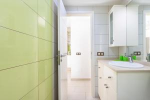 łazienka z umywalką i lustrem w obiekcie Home2Book Cozy Apartment Costa del Silencio, Pool w Aronie