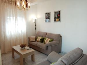 ein Wohnzimmer mit einem Sofa und einem Tisch in der Unterkunft Apartamento A Canteira in O Grove