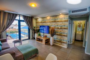 - un salon avec un mur en bois dans l'établissement Stay at the Point - Luxurious Lavish Looker, à Durban