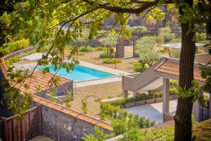 uma vista exterior para um jardim com uma piscina em Il Casale di Monacella em Santa Venerina