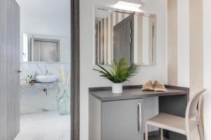 Koupelna v ubytování Romagna Suite Hotel