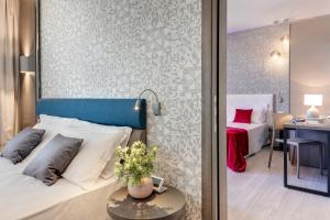 Postel nebo postele na pokoji v ubytování Romagna Suite Hotel