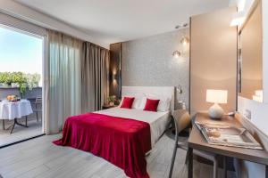 Postel nebo postele na pokoji v ubytování Romagna Suite Hotel
