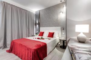 Postel nebo postele na pokoji v ubytování Romagna Suite Hotel