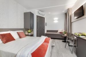 Postel nebo postele na pokoji v ubytování Romagna Suite Hotel