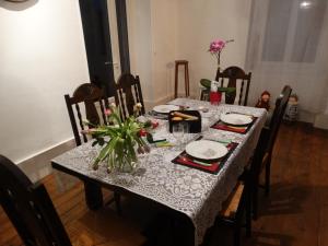 聖朗貝爾達勒邦的住宿－ROSE Lavande，一张餐桌,上面有花瓶