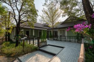 Le Charme Sukhothai Historical Park外面的花园
