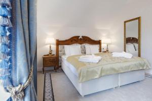 Łóżko lub łóżka w pokoju w obiekcie Palac Mortegi Hotel & SPA- Restauracja Szlachecka, SPA, Basen, Sauny, Jazda Konna, Mini Zoo- Luksus, Relaks i Przyroda w jednym!