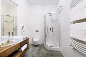 Łazienka w obiekcie Palac Mortegi Hotel & SPA- Restauracja Szlachecka, SPA, Basen, Sauny, Jazda Konna, Mini Zoo- Luksus, Relaks i Przyroda w jednym!