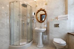 Łazienka w obiekcie Palac Mortegi Hotel & SPA- Restauracja Szlachecka, SPA, Basen, Sauny, Jazda Konna, Mini Zoo- Luksus, Relaks i Przyroda w jednym!