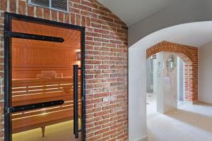 Łóżko lub łóżka w pokoju w obiekcie Palac Mortegi Hotel & SPA- Restauracja Szlachecka, SPA, Basen, Sauny, Jazda Konna, Mini Zoo- Luksus, Relaks i Przyroda w jednym!