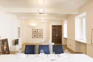 een vergaderruimte met een tafel en stoelen in een kamer bij Mario's apartament with AC and wifi in Lucca
