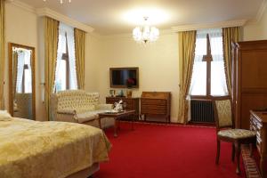 Łóżko lub łóżka w pokoju w obiekcie Palac Mortegi Hotel & SPA- Restauracja Szlachecka, SPA, Basen, Sauny, Jazda Konna, Mini Zoo- Luksus, Relaks i Przyroda w jednym!