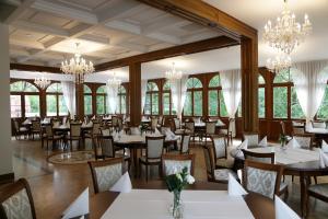 Restauracja lub miejsce do jedzenia w obiekcie Palac Mortegi Hotel & SPA- Restauracja Szlachecka, SPA, Basen, Sauny, Jazda Konna, Mini Zoo- Luksus, Relaks i Przyroda w jednym!