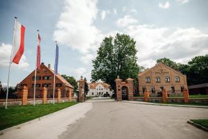 pusta ulica przed budynkiem z flagami w obiekcie Palac Mortegi Hotel & SPA- Restauracja Szlachecka, SPA, Basen, Sauny, Jazda Konna, Mini Zoo- Luksus, Relaks i Przyroda w jednym! w mieście Lubawa +37 zdjęć
