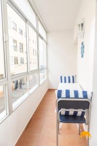 Habitación hospitalaria con cama y ventanas en Villa Lola by Cadiz Time en Cádiz