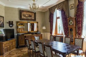 Telewizja i/lub zestaw kina domowego w obiekcie Palac Mortegi Hotel & SPA- Restauracja Szlachecka, SPA, Basen, Sauny, Jazda Konna, Mini Zoo- Luksus, Relaks i Przyroda w jednym!