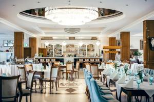 Restauracja lub miejsce do jedzenia w obiekcie Palac Mortegi Hotel & SPA- Restauracja Szlachecka, SPA, Basen, Sauny, Jazda Konna, Mini Zoo- Luksus, Relaks i Przyroda w jednym!