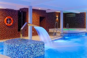 Basen w obiekcie Palac Mortegi Hotel & SPA- Restauracja Szlachecka, SPA, Basen, Sauny, Jazda Konna, Mini Zoo- Luksus, Relaks i Przyroda w jednym! lub w pobliżu