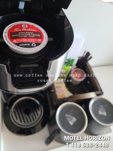 Kahvin ja teen valmistusvälineet majoituspaikassa Horizon 777