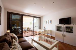 Kuchyňa alebo kuchynka v ubytovaní GO2TENERIFE Apart'Manon Duplex w/ Solarium, pools & sea view