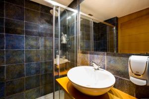Kúpeľňa v ubytovaní GO2TENERIFE Apart'Manon Duplex w/ Solarium, pools & sea view