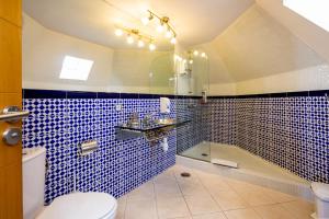 Kúpeľňa v ubytovaní GO2TENERIFE Apart'Manon Duplex w/ Solarium, pools & sea view