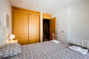 Posteľ alebo postele v izbe v ubytovaní GO2TENERIFE Apart'Manon Duplex w/ Solarium, pools & sea view