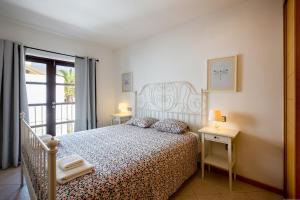Posteľ alebo postele v izbe v ubytovaní GO2TENERIFE Apart'Manon Duplex w/ Solarium, pools & sea view